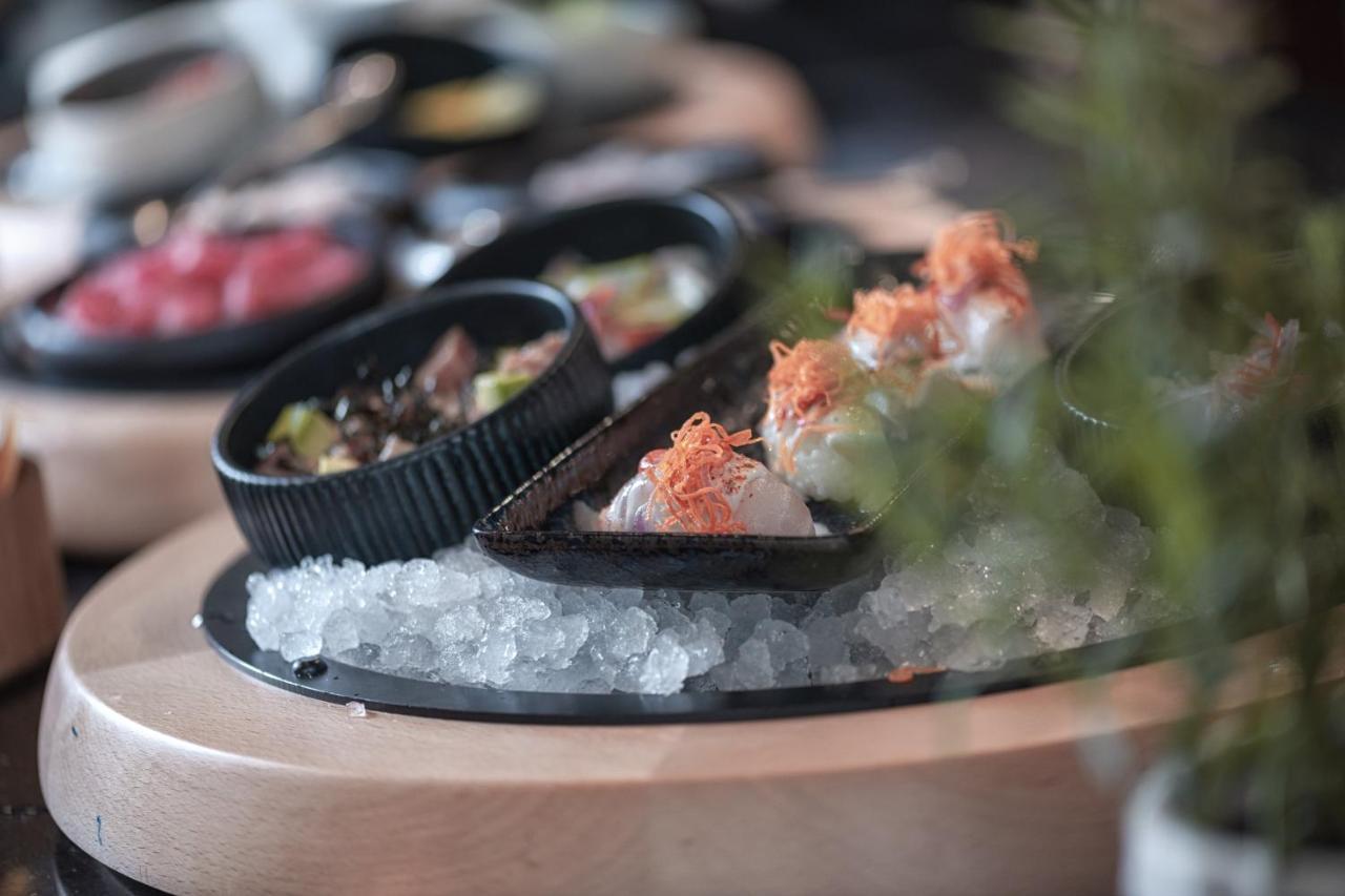 알 메실라, 어 럭셔리 컬렉션 리조트 앤 스파, 도하 외부 사진 A sashimi platter