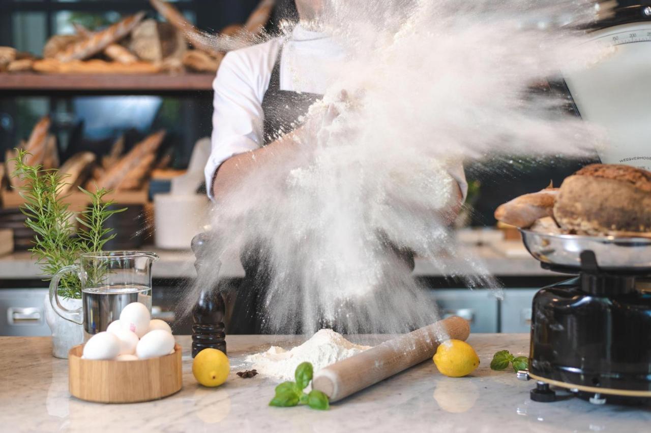 알 메실라, 어 럭셔리 컬렉션 리조트 앤 스파, 도하 외부 사진 A baker sifting flour