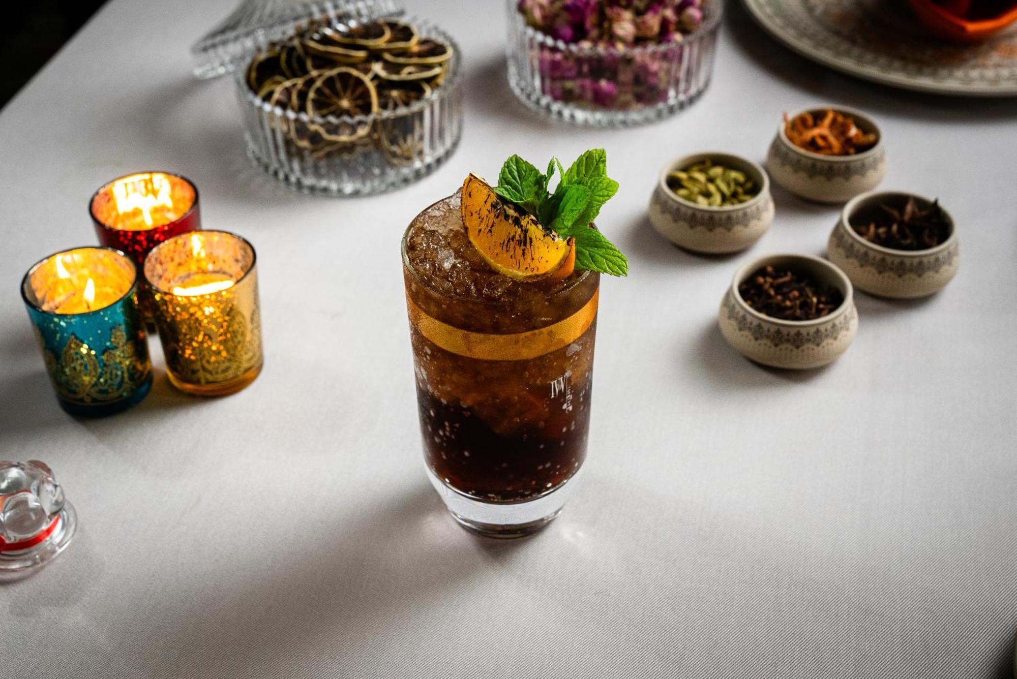 알 메실라, 어 럭셔리 컬렉션 리조트 앤 스파, 도하 외부 사진 A masala chai cocktail