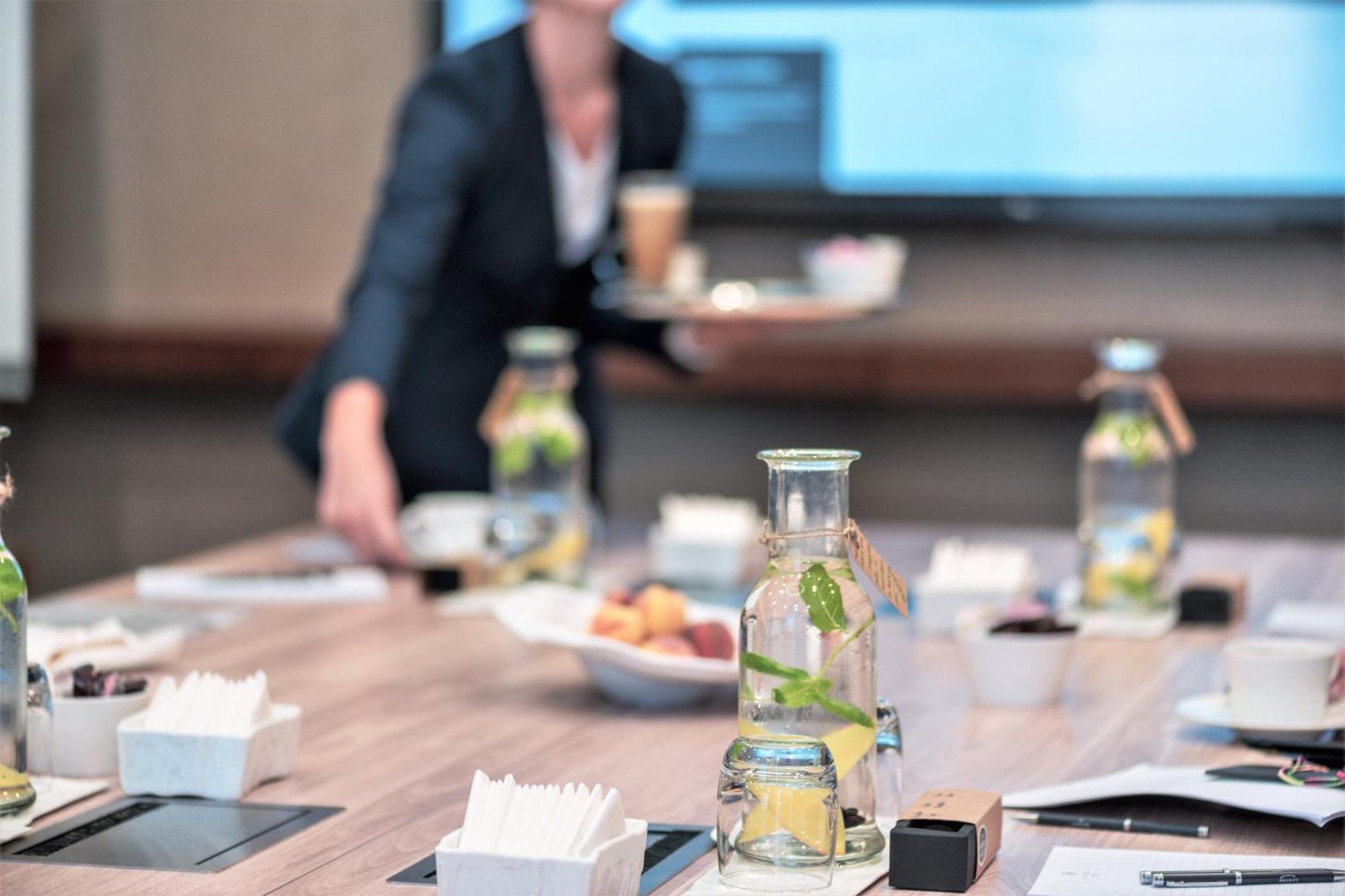 알 메실라, 어 럭셔리 컬렉션 리조트 앤 스파, 도하 외부 사진 A meeting in progress